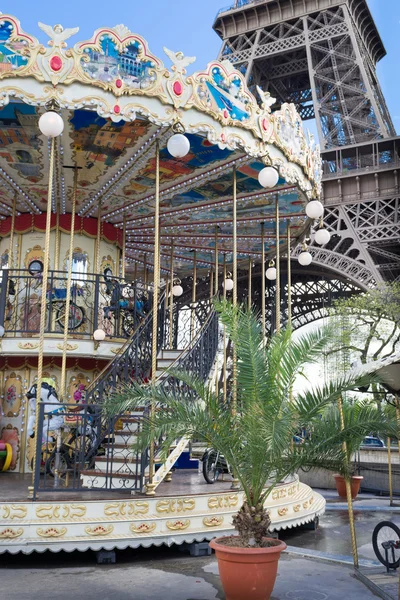 Eiffelturm und französisches Karussell — Stockfoto