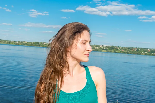 A menina na margem do rio Dnepr, perto de Dnepropetrovsk . — Fotografia de Stock