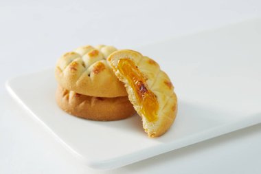 Meyveli kremayla dolu el ele tutuşma bisküvileri. Boşluğu kopyala, beyaza izole edilmiş 