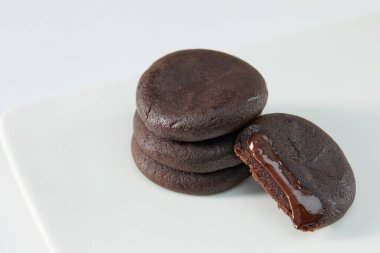 Çikolata kremalı bisküviler. Çikolata kremalı kurabiye ya da bir fincan sütle servis edilen çikolatalı kurabiye.