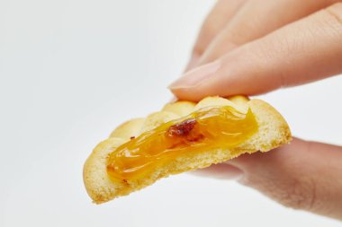 Meyveli kremayla dolu el ele tutuşma bisküvileri. Boşluğu kopyala, beyaza izole edilmiş 