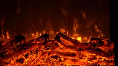 Elektronik yapay şöminenin şık bir dairede çekilmiş görüntüleri. Evdeki romantizm için rahat bir iç mekan.. 