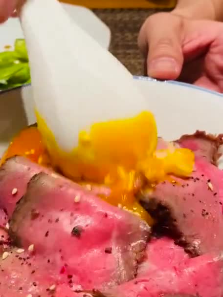Mencampurkan Jepang Gyudon Raw Beef Atas Nasi Topping Dengan Telur — Stok Video