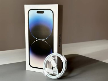 Şangay, Çin: 22 Eylül: Apple, 16 Eylül 2022 tarihinde yeni akıllı telefon iPhone 14 ve iPhone 14 Pro 'yu piyasaya sürdü. Yeni iPhone paketini açıyorum.