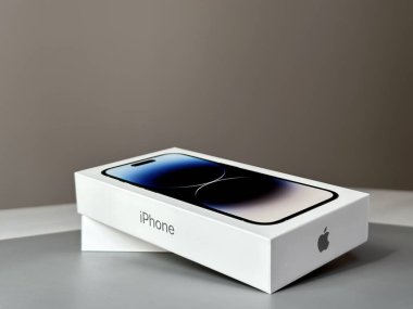 Şangay, Çin: 22 Eylül: Apple, 16 Eylül 2022 tarihinde yeni akıllı telefon iPhone 14 ve iPhone 14 Pro 'yu piyasaya sürdü. Yeni iPhone paketini açıyorum.