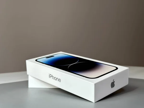 中国上海 9月22日 Apple于2022年9月16日推出新的智能手机Iphone 14和Iphone Pro 打开新Iphone的盒子 — 图库照片
