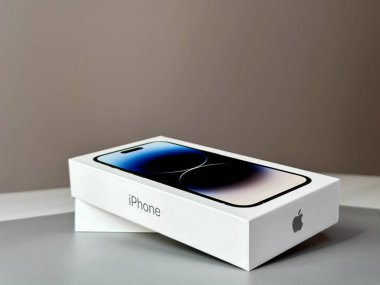 Şangay, Çin: 22 Eylül: Apple, 16 Eylül 2022 tarihinde yeni akıllı telefon iPhone 14 ve iPhone 14 Pro 'yu piyasaya sürdü. Yeni iPhone paketini açıyorum.