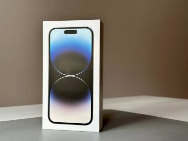 Şangay, Çin: 22 Eylül: Apple, 16 Eylül 2022 tarihinde yeni akıllı telefon iPhone 14 ve iPhone 14 Pro 'yu piyasaya sürdü. Yeni iPhone paketini açıyorum.