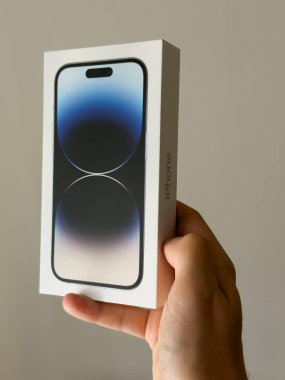 Şangay, Çin: 22 Eylül: Apple, 16 Eylül 2022 tarihinde yeni akıllı telefon iPhone 14 ve iPhone 14 Pro 'yu piyasaya sürdü. Yeni iPhone paketini açıyorum.