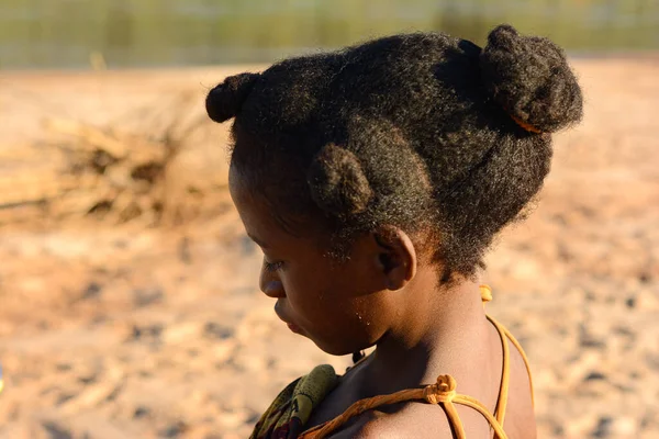 Группа Молодые Африканские Дети Ходят Реке Готовятся Принести Чистую Воду — стоковое фото