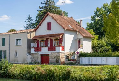 Coulon kasabasında geleneksel bir ev. Batı Fransa 'daki Marais Poitevin..