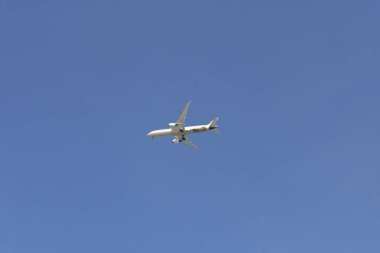 Uçak mavi gökyüzünde uçuyor.. 