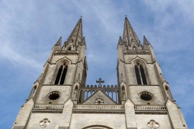 Batı Fransa 'daki Deux-Svres Bölümü' ndeki St. Andre Kilisesi manzarası..