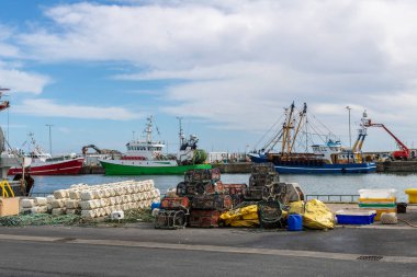Kargo gemisi Dublin Körfezi Howth limanında. İrlanda.