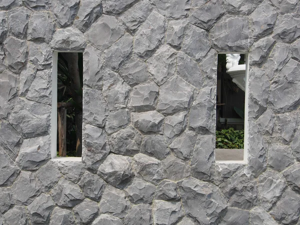 2 つの正方形の穴の石の壁 — ストック写真