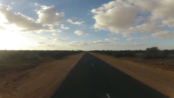 Guidare attraverso l'Australia Occidentale durante il tramonto — Video Stock