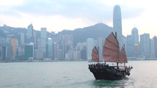 Skräp fartyget framför Hongkong skyline — Stockvideo
