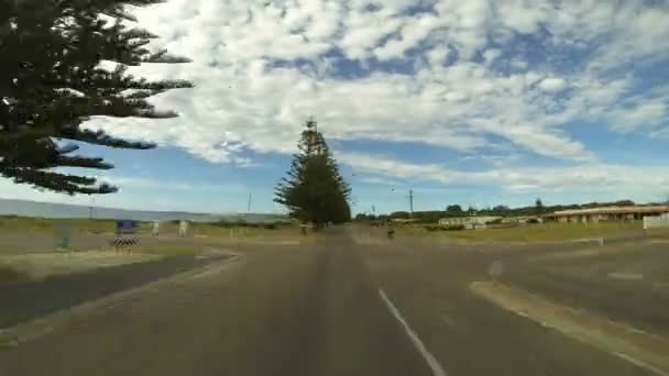 小さな海岸沿い町を通して運転 — ストック動画