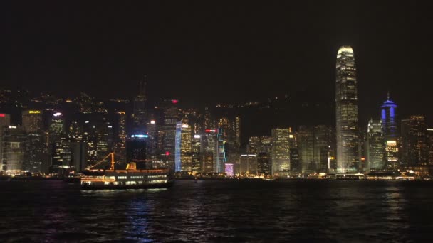 Cruiseschip voorkant van hong kong skyline — Stockvideo