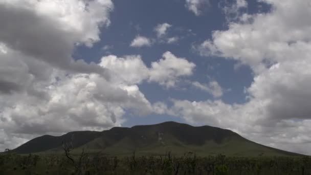 Nubes sombra en las montañas — Vídeo de stock