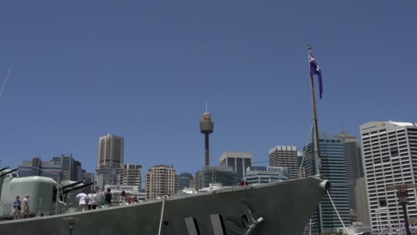 Большой морской корабль с австралийским флагом — стоковое видео