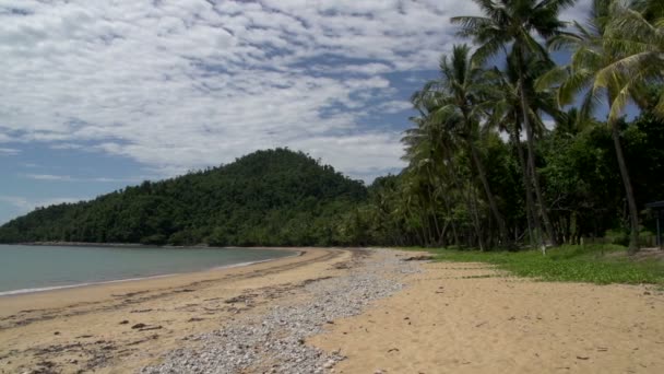 Pan d'une plage vide à Mission Beach 