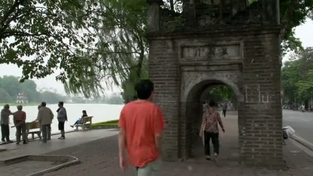 People walking around the  Hoan Kiem Lake in Hanoi — Stock Video