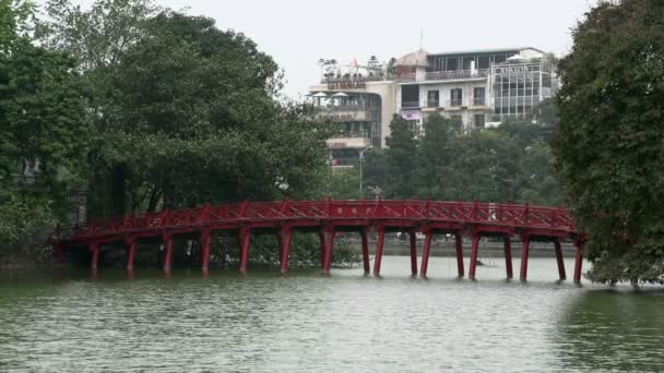 Il ponte Huc nel lago Hoan Kiem — Video Stock