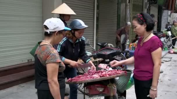 Selling meat from the back of a scooter — Stock Video