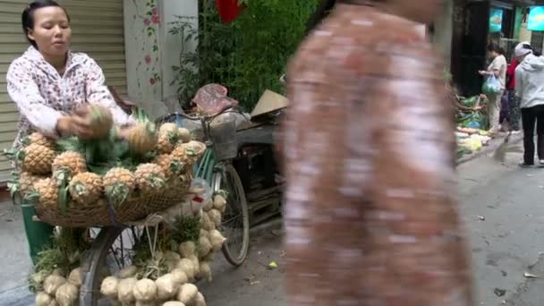 Chica vendiendo piña de su bicicleta — Vídeo de stock