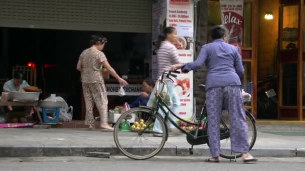 여 자가 그녀의 자전거를 박 았 및 거리 시장에 산책 — 비디오