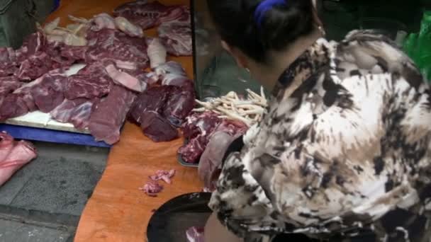 Mujer preparando y vendiendo carne en las calles — Vídeo de stock