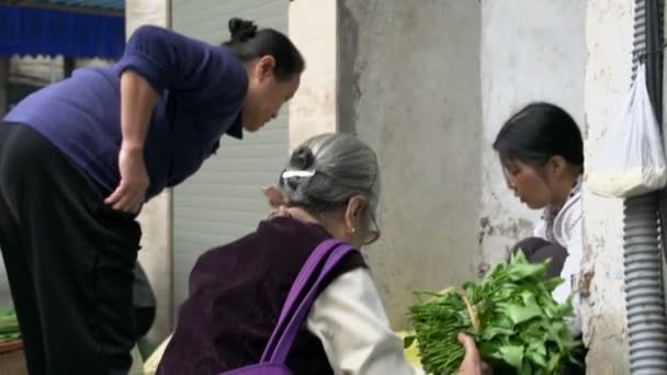 Mujer vendiendo verduras en la calle — Vídeo de stock