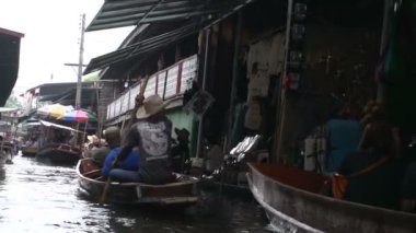 Damnoen saduak yüzen çarşı