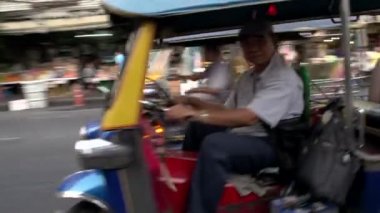 tuk tuk sürücüsü tarafından Mahallesi'nde geçen