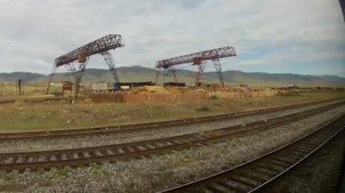Sibirya küçük bir köyde tarafından geçen tren