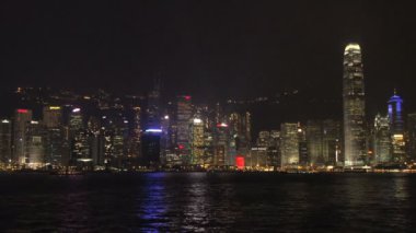 Hong kong skyline ışık gösterisi ile cruiseship