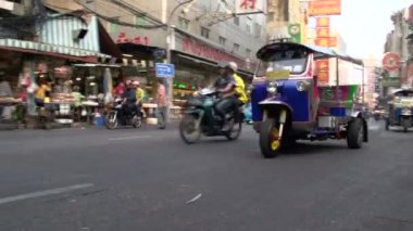 tuk tuk mahallesinde izleyen bir tava ile meşgul sokak