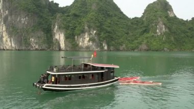 Kano ile küçük yolcu gemisi