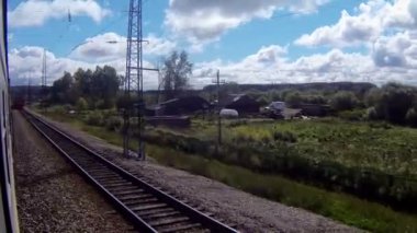 diğer tren istasyonu tarafından geçen tren