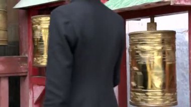 Kız el gandan Manastırı yakınındaki ibadet tekerlerimi dokunmadan