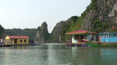 yüzen bir balıkçı köyünün yelken