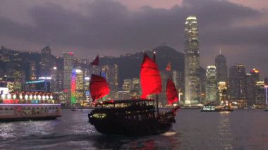 Önemsiz gemi ve hong kong manzarası önünde cruiseship