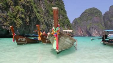 tekneler sahilde phi phi Island