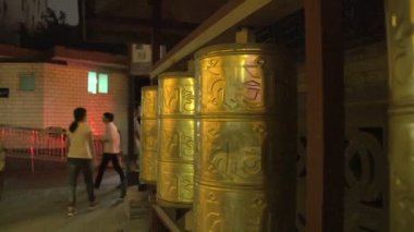 kitapçıda Manastırı wenshu Manastırı yanında eski alışveriş caddeleri için ibadet tekerlerimi pan