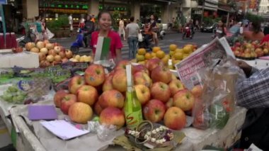 Çin mahallesindeki sokak ve gülümseyen insanlar