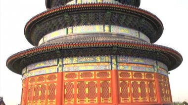 Cennetin tapınağına doğru eğil.