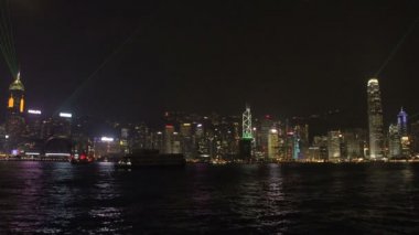 Hong kong skyline ışık gösterisi ile cruiseship