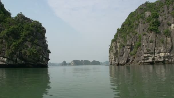 Zeilen door de bergen in ha long baai — Stockvideo