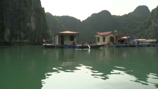 Villaggio di pescatori galleggianti a Ha Long Bay — Video Stock